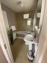 Habitación clásica doble | Baño | Ducha, artículos de higiene personal gratuitos y secador de pelo