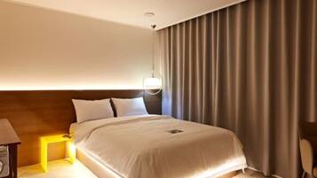 Luxe beddengoed, een gratis minibar, een bureau, een laptopwerkplek