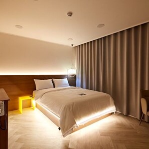 Ropa de cama de alta calidad y minibar con artículos gratuitos