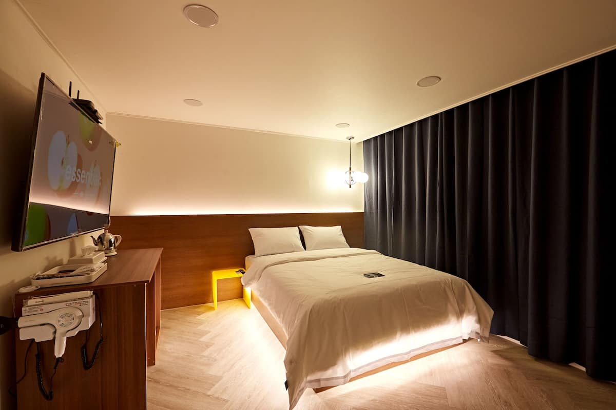 Deluxe Double Room | Premium bedding, free minibar, desk, laptop workspace