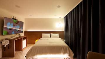 Deluxe Double Room | Bathroom | Shower, hydromassage showerhead, free toiletries, hair dryer