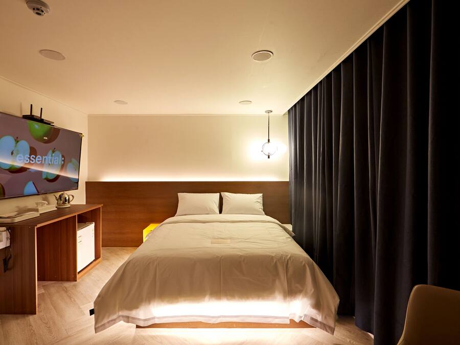 Deluxe Double Room | Bathroom | Shower, hydromassage showerhead, free toiletries, hair dryer