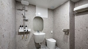 豪華雙人房 | 浴室 | 淋浴設備、水療按摩蓮 蓬頭、免費盥洗用品、吹風機