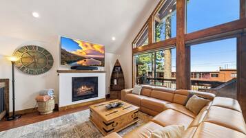 TV connectée, cheminée, baby-foot, chaîne hi-fi