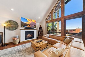 Een smart-tv, een open haard, tafelvoetbal en een stereo