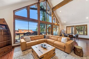 Een smart-tv, een open haard, tafelvoetbal en een stereo