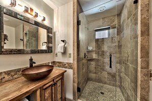 Duschwanne, Haartrockner, Handtücher