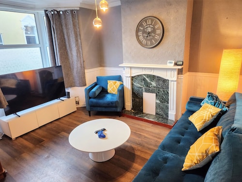 House near restaurants, park and pubs, perfect for pets!