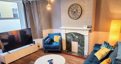 House near restaurants, park and pubs, perfect for pets!