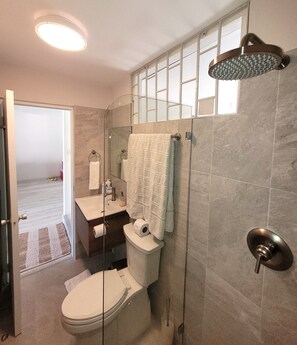 Douche, sèche-cheveux, serviettes fournies, savon