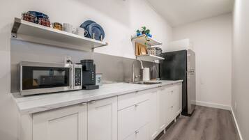 Apartment | Dapur kecil peribadi | Peti sejuk/penyejuk beku saiz penuh, ketuhar gelombang mikro, dapur