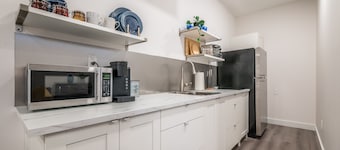 Spacious Newly Renovated 1 Bedroom Suite