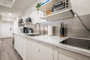 Apartamento | Cozinha americana privada | Geladeira grande, micro-ondas, cooktop, cafeteira/chaleira