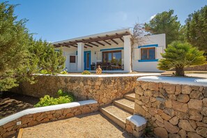 Exterior - SES SAVINES A charming, peaceful house with a pool and BBQ, 2km from the beach (Illes Balears)