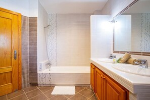 Baignoire, séchoir à cheveux, serviettes fournies