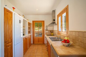 Private kitchen - SES SAVINES A charming, peaceful house with a pool and BBQ, 2km from the beach (Illes Balears)