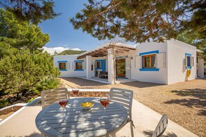 Outdoor dining - SES SAVINES A charming, peaceful house with a pool and BBQ, 2km from the beach (Illes Balears)