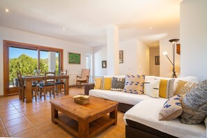 Living area - SES SAVINES A charming, peaceful house with a pool and BBQ, 2km from the beach (Illes Balears)