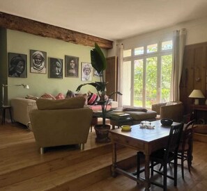 Smart TV, fireplace, offices
