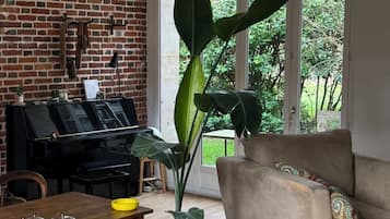 Smart-tv, een open haard en een kantoor