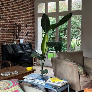 Smart TV, fireplace, offices