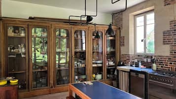 Een oven, een kookplaat, een vaatwasser