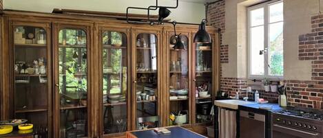 Four, plaque de cuisson, lave-vaisselle, cafetière/bouilloire