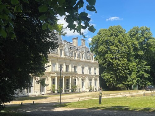 In an exceptional setting, 17km from Paris, restored farmhouse of a château
