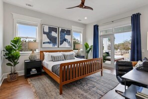 6 bedrooms, desk, iron/ironing board, WiFi