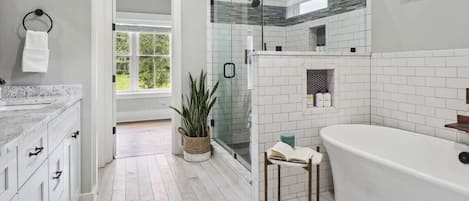 Badekar, hårtørrer, håndklæder, Shampoo