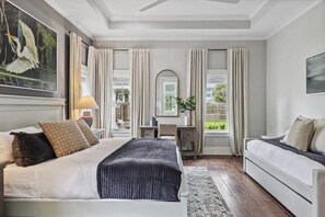 7 Schlafzimmer, Schreibtisch, Bügeleisen/Bügelbrett, Reisekinderbett