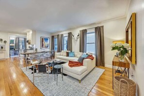 Smart TV, offices - Stylish Boston Renovation | Near T (Boston)