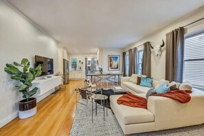 Smart TV, offices - Stylish Boston Renovation | Near T (Boston)