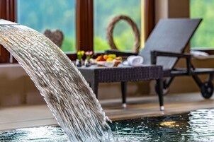 Piscina interna, espreguiçadeiras