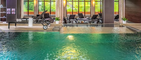 Indoor pool, sun loungers