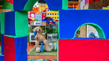 Tempat bermain anak â indoor