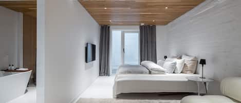 3 makuuhuonetta, työpöytä, silitysrauta/-lauta, ilmainen Wi-Fi