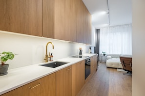 Jääkaappi, mikroaaltouuni, uuni, liesi