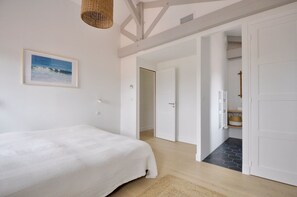 5 bedrooms, desk, iron/ironing board, WiFi