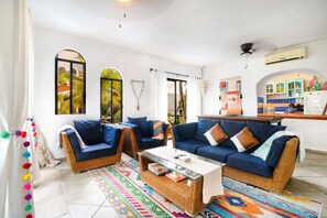 TV - 2BR Cozy downtown apartment steps from the Beach! (Playa Del Carmen)