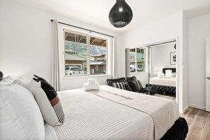 3 bedrooms, desk, iron/ironing board, travel crib