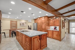 冷蔵庫、電子レンジ、オーブン、コンロ