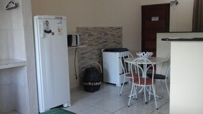 Refrigerador, microondas, licuadora, utensilios de cocina