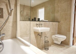 Een bad, een haardroger, handdoeken