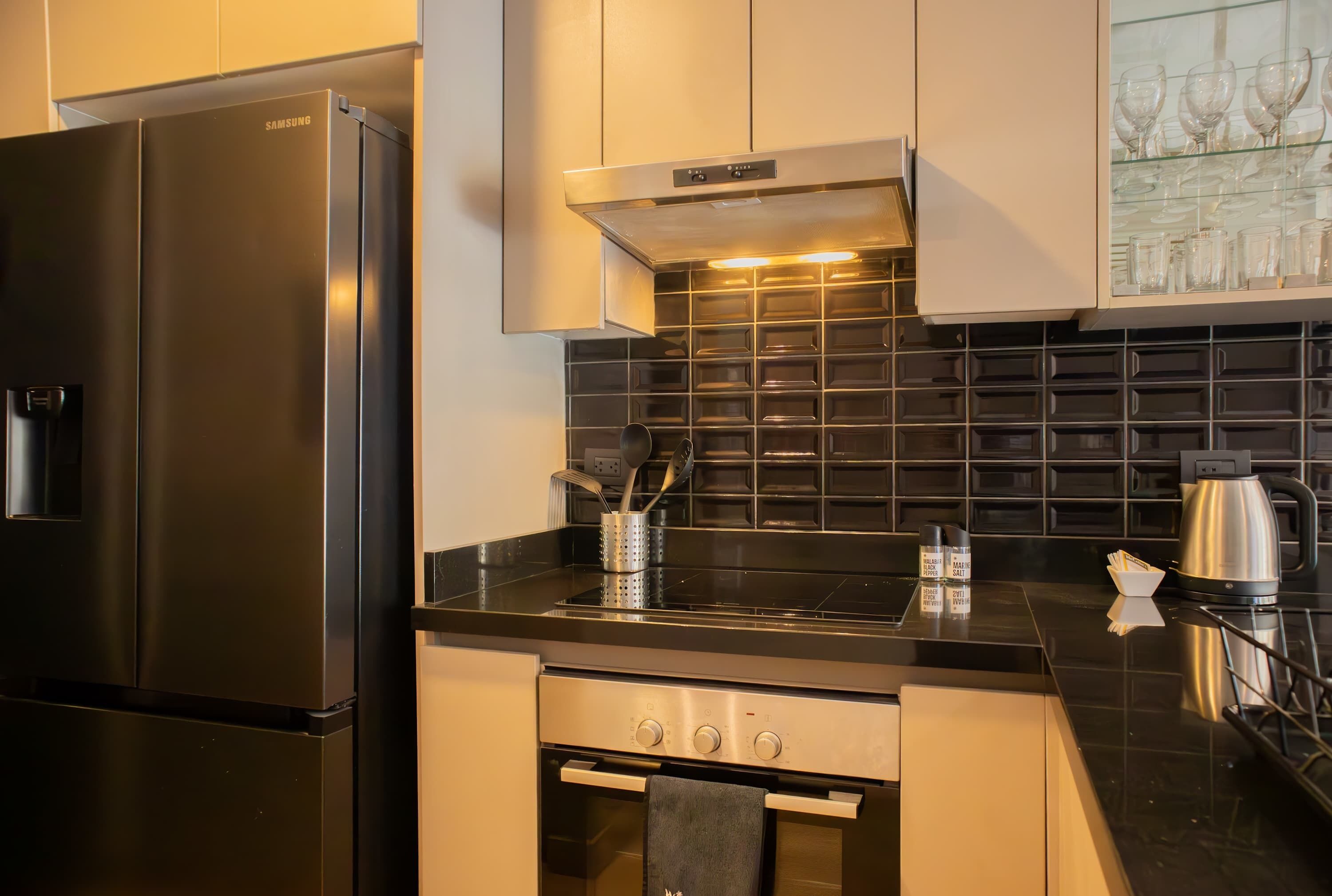 雪櫃、微波爐、焗爐、爐具