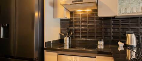 Køleskab, mikrobølgeovn, ovn, kogeplade