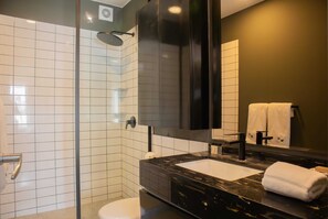 Dusche, Haartrockner, Handtücher, Shampoo