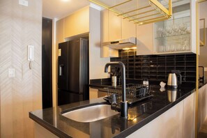 Jääkaappi, mikroaaltouuni, uuni, liesi