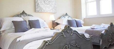 2 habitaciones, escritorio y tabla de planchar con plancha