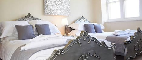 2 dormitoris, escriptori i planxa i posts de planxar